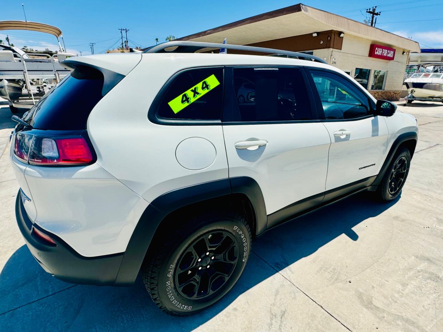 2019 White Jeep Cherokee Trailhawk 4WD (1C4PJMBX1KD) with an 3.2L V6 DOHC 24V engine, 9A transmission, located at 2190 Hwy 95, Bullhead City, AZ, 86442, (928) 704-0060, 0.000000, 0.000000 - On consignment. Super clean 2019 Jeep Cherokee Trailhawk. 4x4. Leather loaded. 56k miles. - Photo#4